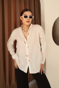 Kelebek Nakışlı Vual Regular Fit Kadın Beyaz Gömlek
